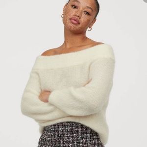 💛Over the shoulder cream sweater.